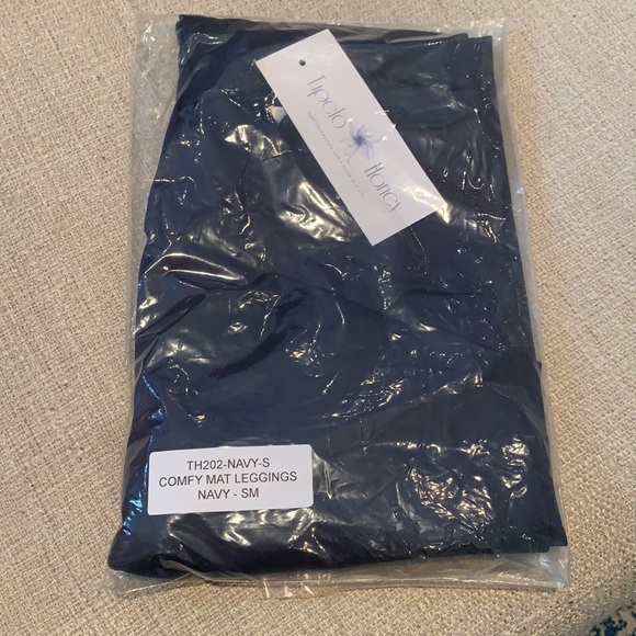 NWT Navy Maternity Leggings - Picture 5 of 5